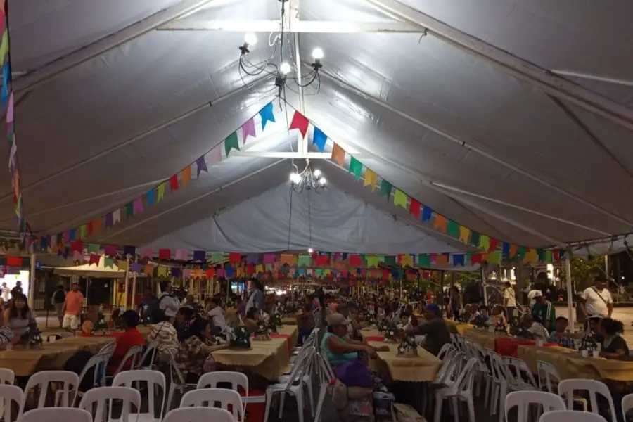 La plaza Independencia vivió una Nochebuena de puro amor gracias a decenas de voluntarios