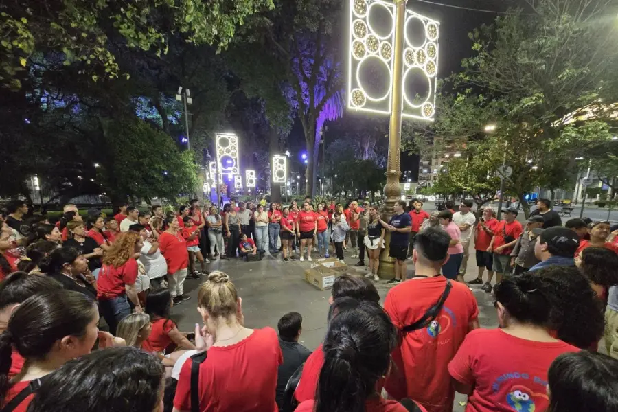 La plaza Independencia vivió una Nochebuena de puro amor gracias a decenas de voluntarios