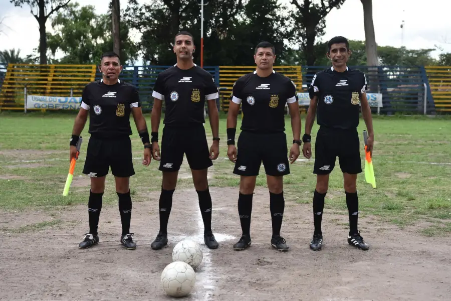 Los encargados del arbitraje del polémico encuentro.