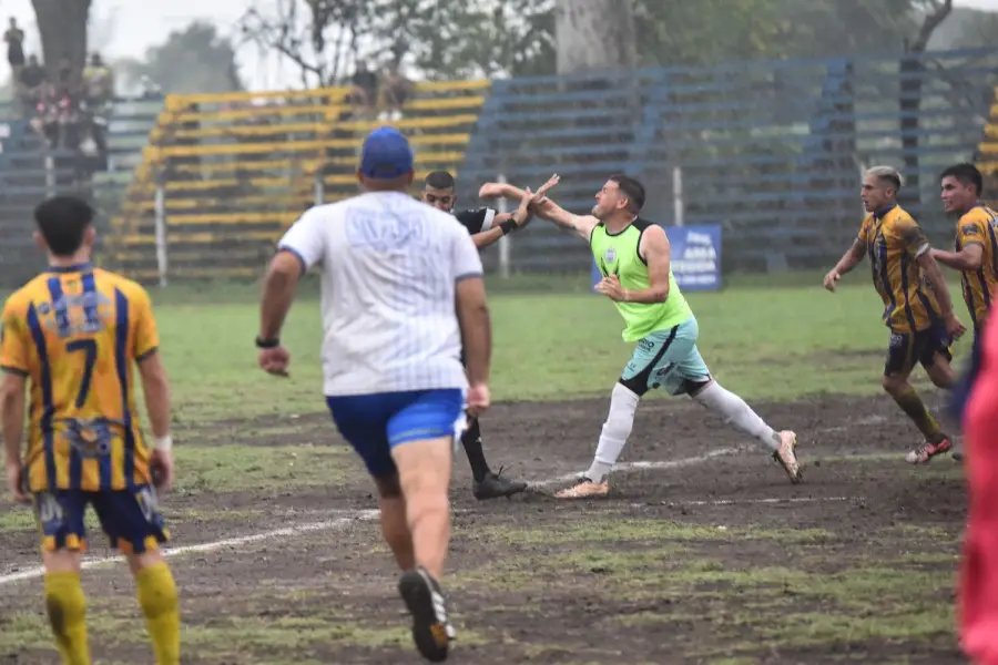 FOTO. El momento exacto de la agresión al árbitro principal.