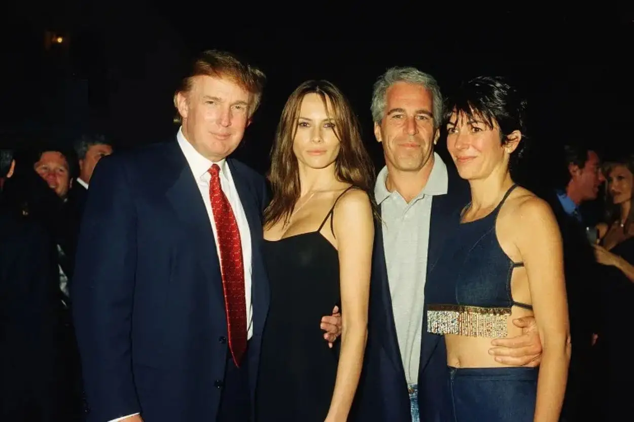 AMIGOS. Trump y Melania, Epstein y Maxwell, en el club Mar-a-Lago.