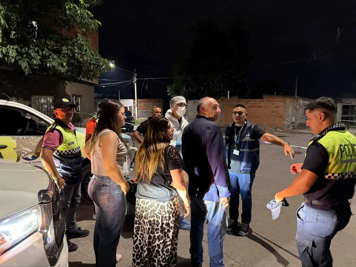 LA TRAGEDIA. Momento en que las autoridades llegaron al lugar.