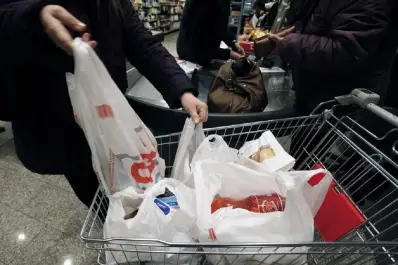 Los comercios de la Capital no podrán entregar bolsas plásticas desde el jueves