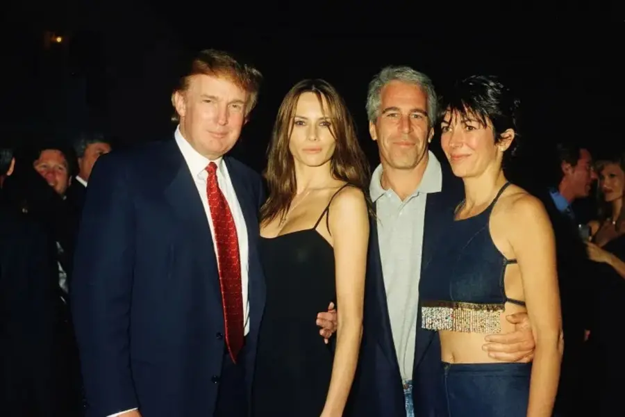 AMIGOS. Trump y Melania, Epstein y Maxwell, en el club Mar-a-Lago.