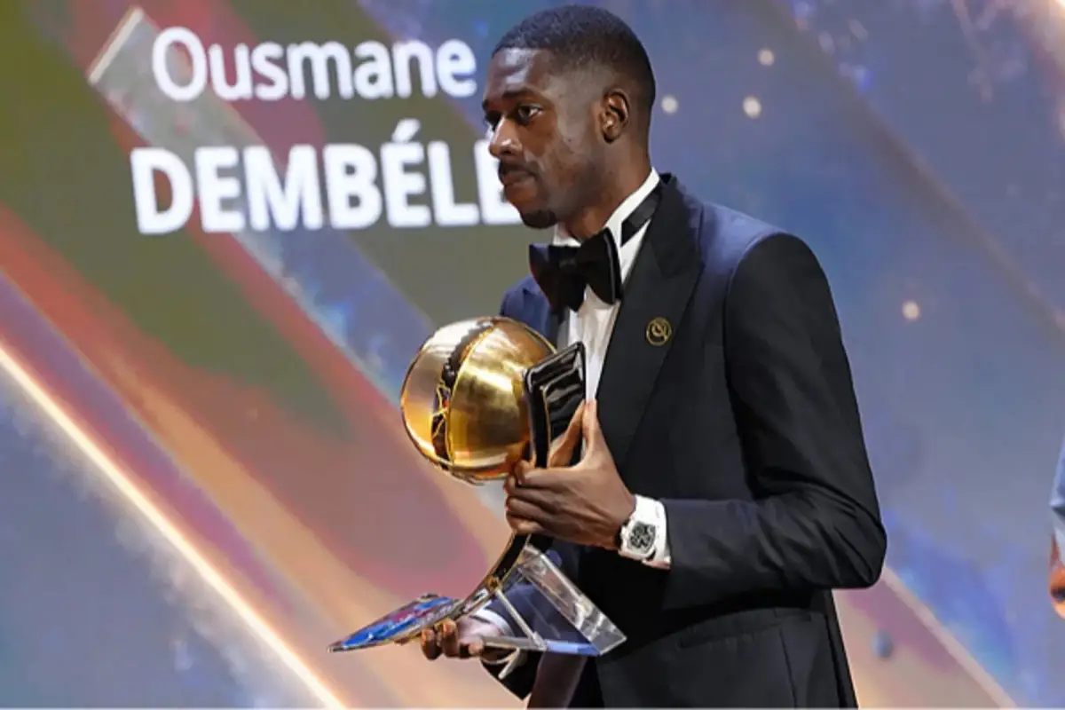 EL MEJOR. Dembélé se llevó un nuevo galardón tras su gran 2025, donde fue clave en los seis títulos conseguidos por el PSG.