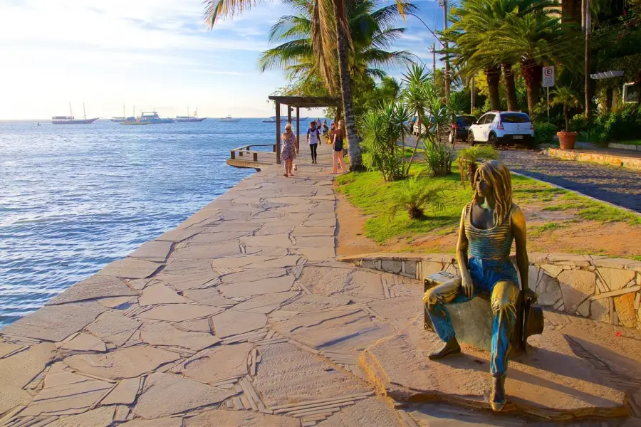 BRASIL. La estatua de Brigitte Bardot en Buzios.