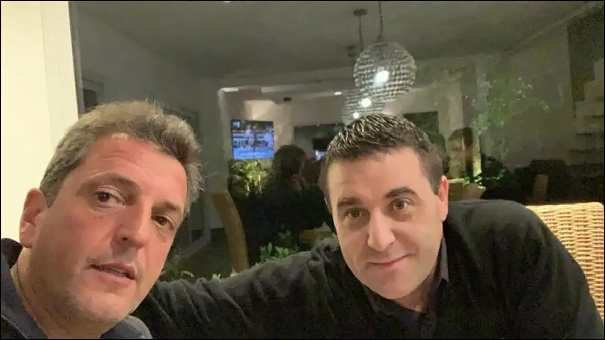 VÍNCULOS POLÍTICOS. Pablo Toviggino junto a Sergio Massa, en una postal que expone el entramado de relaciones políticas que rodea a la conducción de la AFA.