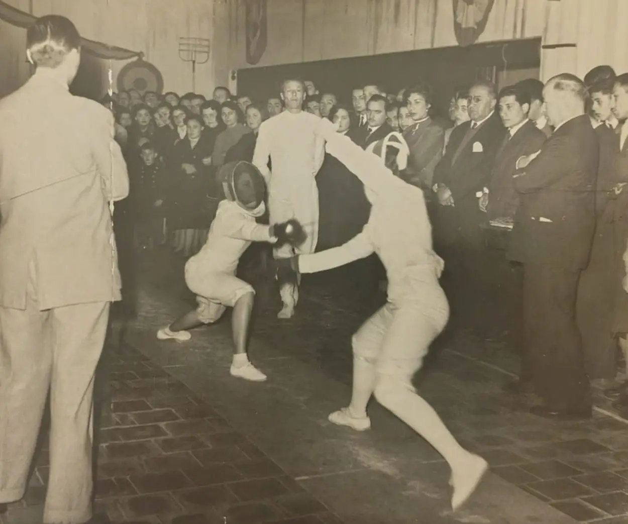 Recuerdos fotográficos: 1954. “¡En garde!” dijeron las esgrimistas secundarias