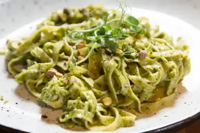 Pasta al pesto de pistacho: el plato de sabor contundente que se hace en 15 minutos