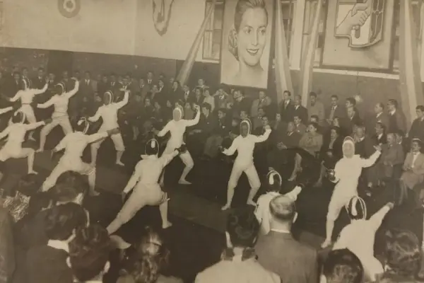 Recuerdos fotográficos: 1954. “¡En garde!” dijeron las esgrimistas secundarias