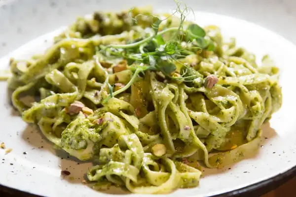 Pasta al pesto de pistacho: el plato de sabor contundente que se hace en 15 minutos