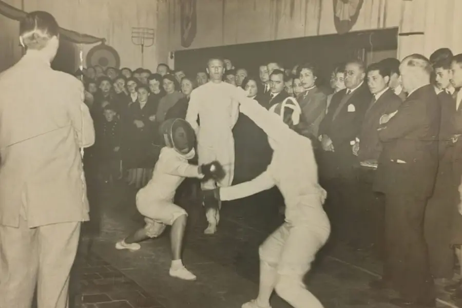 Recuerdos fotográficos: 1954. “¡En garde!” dijeron las esgrimistas secundarias
