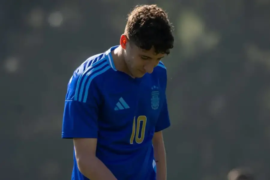 El enganche vistiendo los colores de la selección juvenil.
