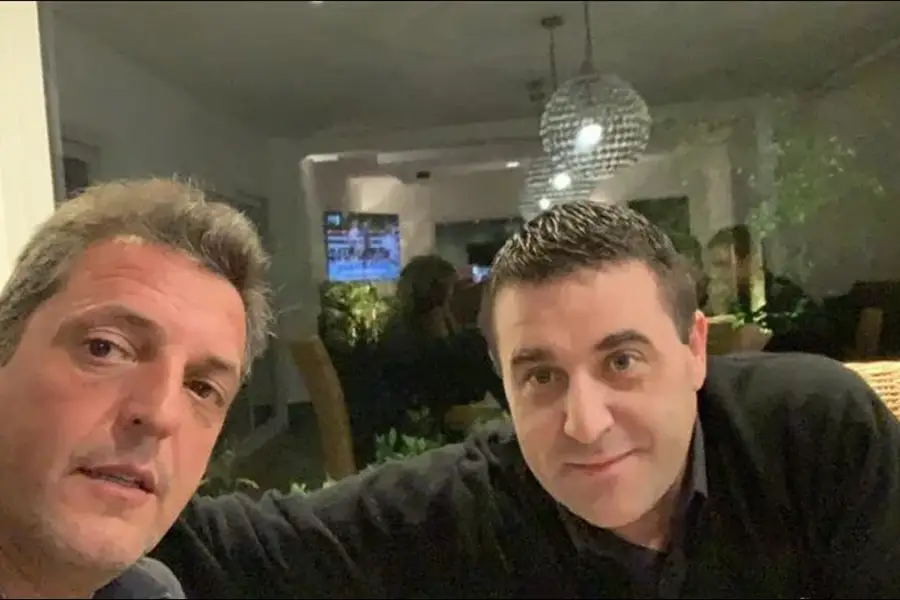 VÍNCULOS POLÍTICOS. Pablo Toviggino junto a Sergio Massa, en una postal que expone el entramado de relaciones políticas que rodea a la conducción de la AFA.