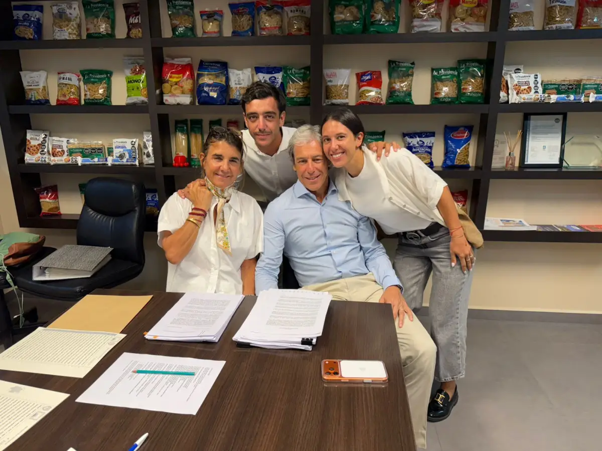 El empresario, junto con su esposa Carolina Eiras y sus hijos Agustín y Carolina Blaquier.