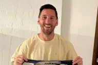 Lionel Messi posó con una camiseta del Ascenso y generó furor entre los hinchas