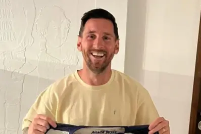 Lionel Messi posó con una camiseta del Ascenso y generó furor entre los hinchas