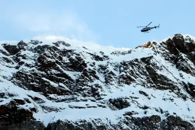 Pánico en los Alpes italianos: un teleférico chocó y dejó a más de 100 personas aisladas