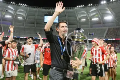 Continuidad y proyecto: Estudiantes le renovó el contrato a Eduardo Domínguez por dos años