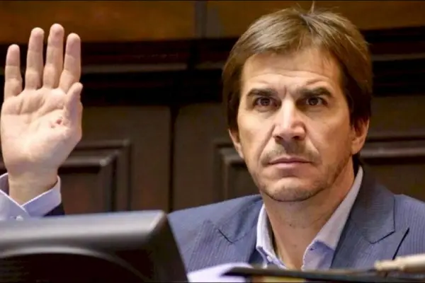 Escándalo en la AFA: Javier Faroni intentó salir del país en un vuelo privado y fue frenado por orden judicial