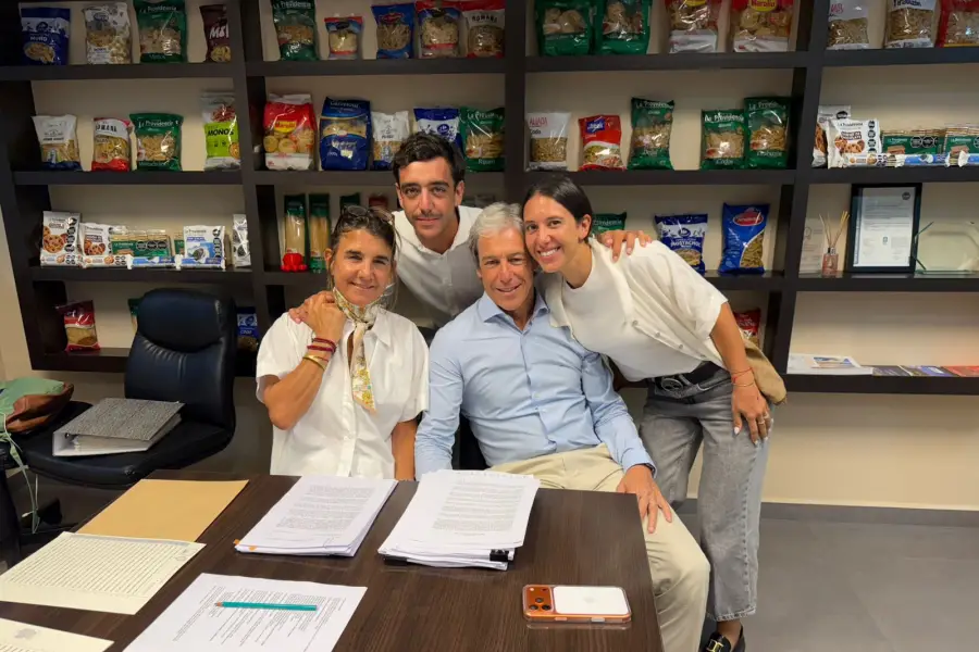 El empresario, junto con su esposa Carolina Eiras y sus hijos Agustín y Carolina Blaquier.