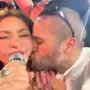 Un fan abrazó y besó apasionadamente a Shakira en medio de un show
