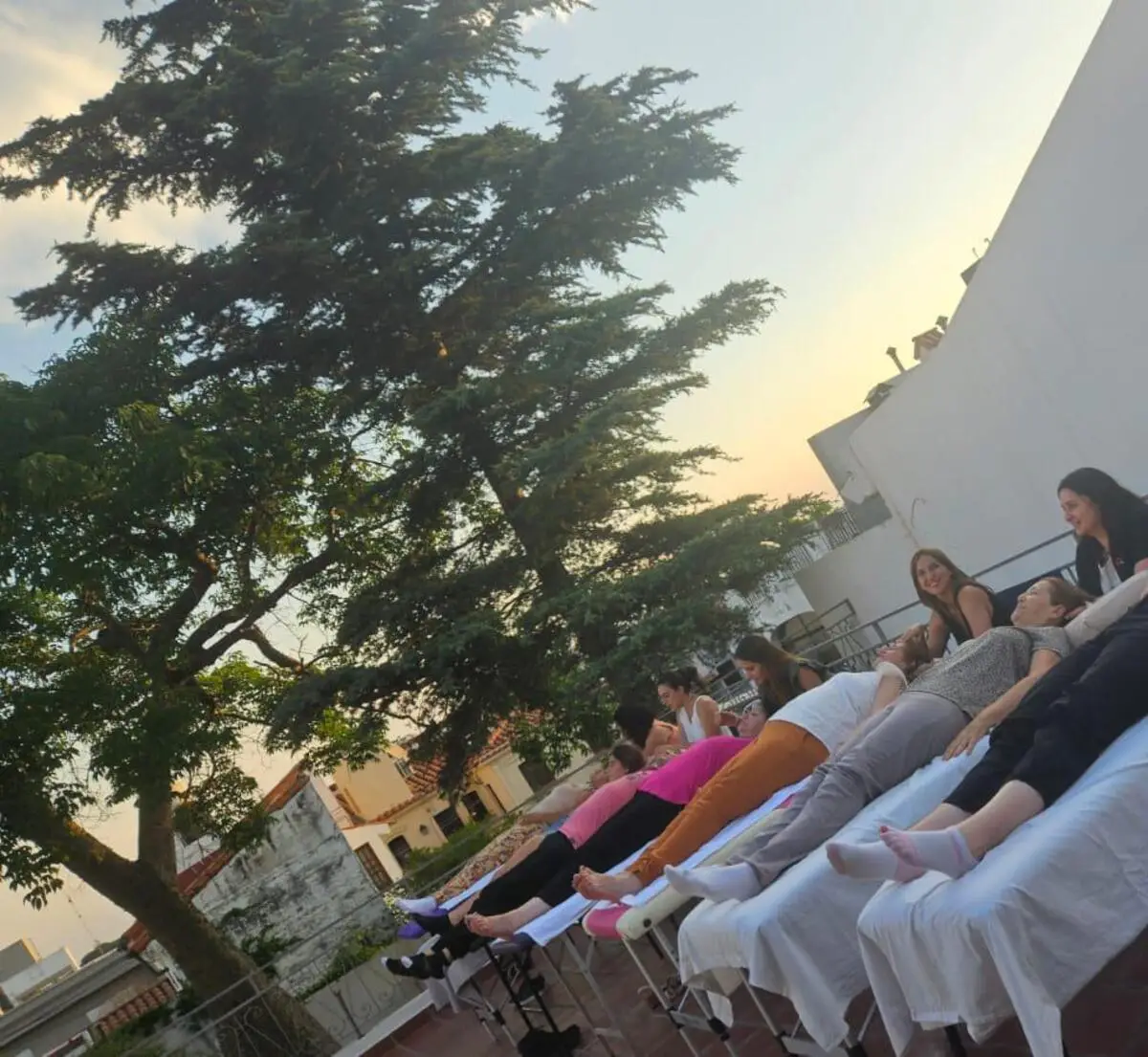 EN CAPACITACIÓN. Leiva junto a sus alumnas en una sesión.