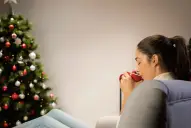 Por qué algunas personas eligen pasar Año Nuevo solas, según expertos en psicología