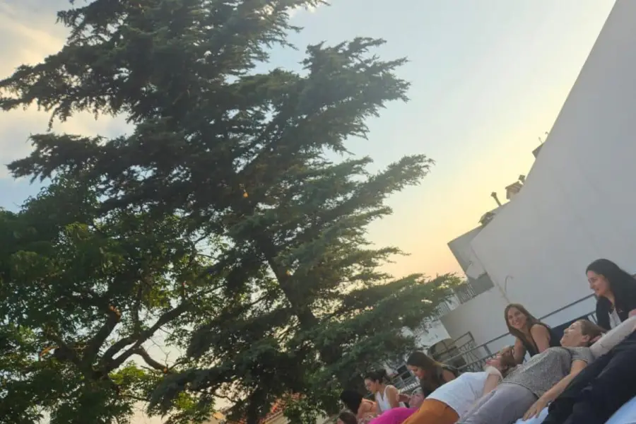 EN CAPACITACIÓN. Leiva junto a sus alumnas en una sesión.