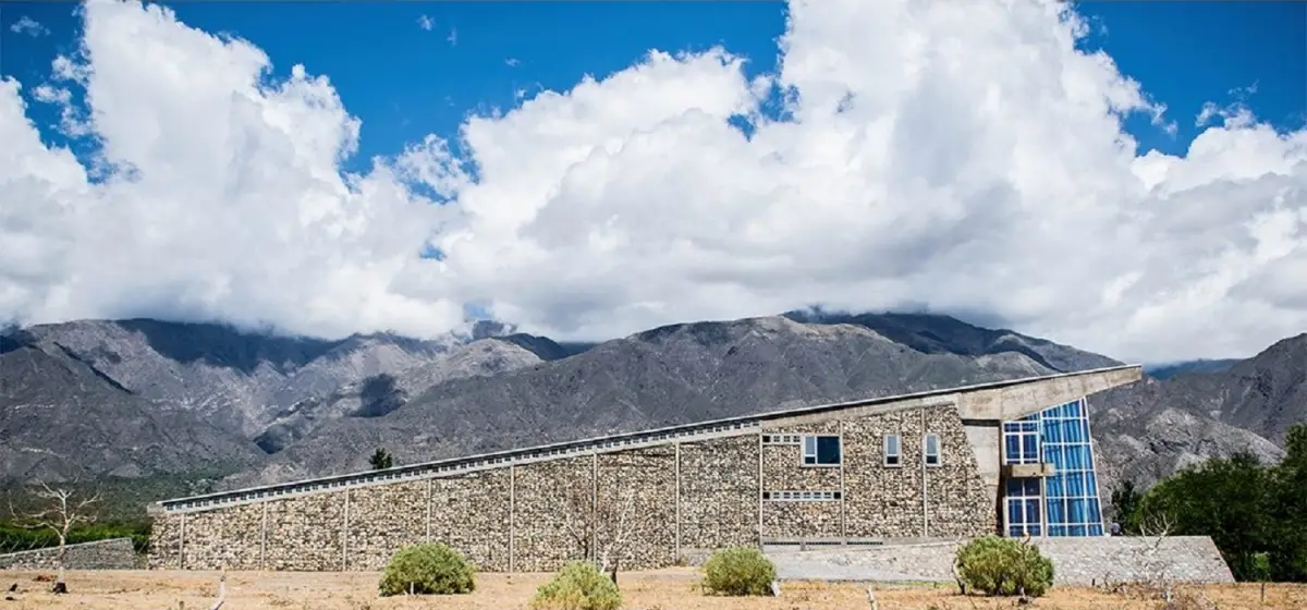 EN LOS VALLES CALCHAQUÍES. La bodega Fortaleza luce imponente en el paisaje tucumano. 