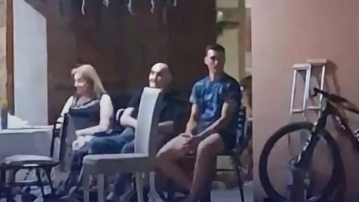 SIMPLEZA. El DT campeón del mundo pasó las fiestas en Pujato y recibió el 2026 sentado en el frente de su vivienda, acompañado por sus padres y en contacto directo con la gente del pueblo.