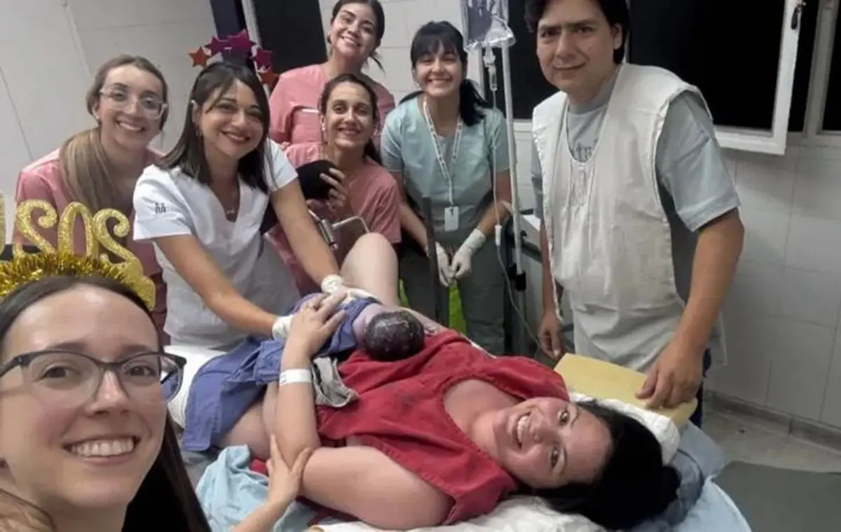 PRIMERA FOTO. El equipo médico de la Maternidad con Helena y su mamá.