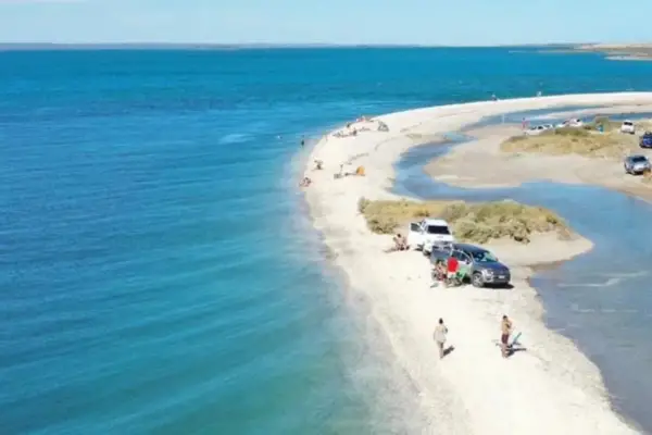 Punta Perdices: en qué parte de Argentina se encuentra el balneario de aguas turquesas