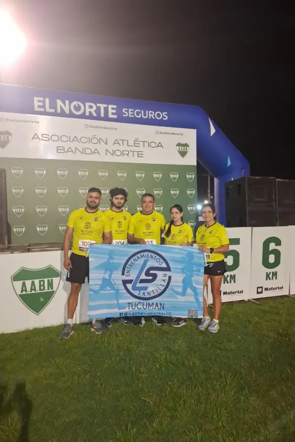 EN RÍO CUARTO. La familia tucumana posa para la foto antes de la carrera.