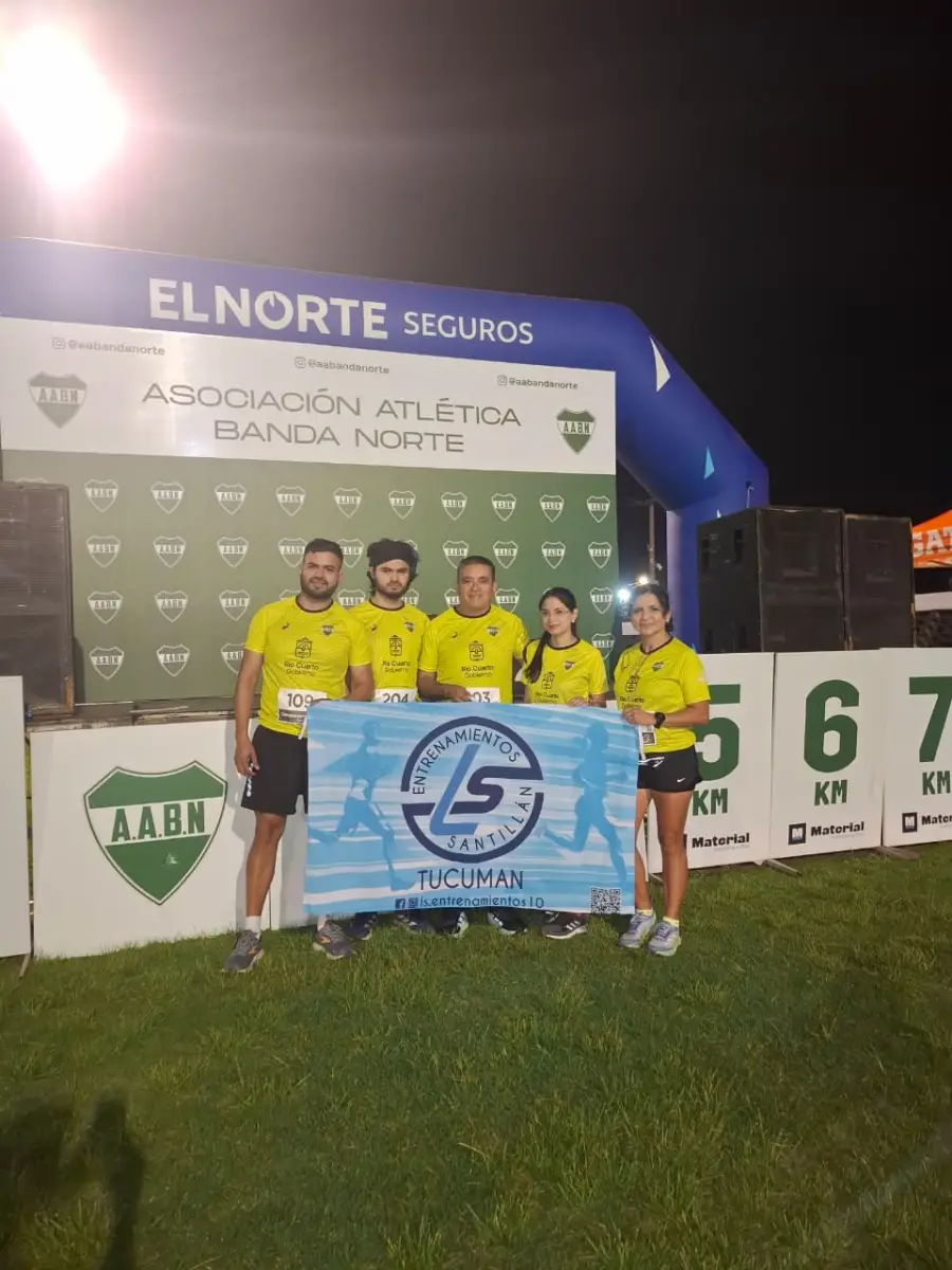 EN RÍO CUARTO. La familia tucumana posa para la foto antes de la carrera.