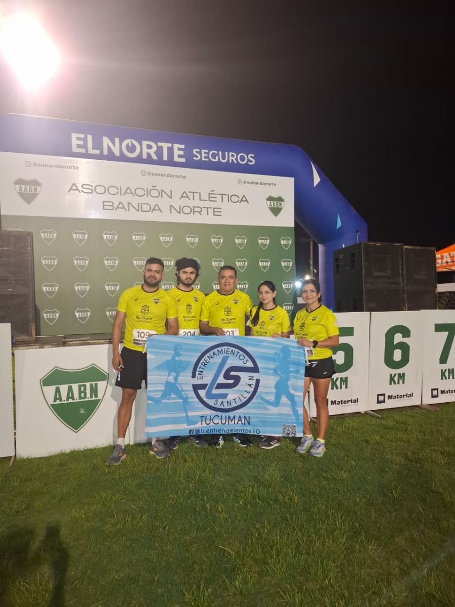 EN RÍO CUARTO. La familia tucumana posa para la foto antes de la carrera.