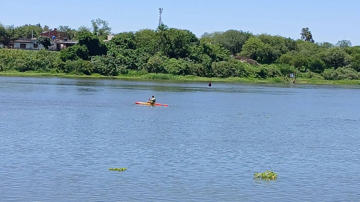 Operativo de búsqueda en el río Dulce con embarcaciones y personal de bomberos