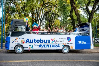 El Autobús de la Aventura comenzó a recorrer la ciudad con paseos gratuitos para las familias