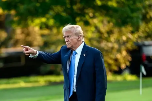 Trump explicó por qué presenta moretones en sus manos