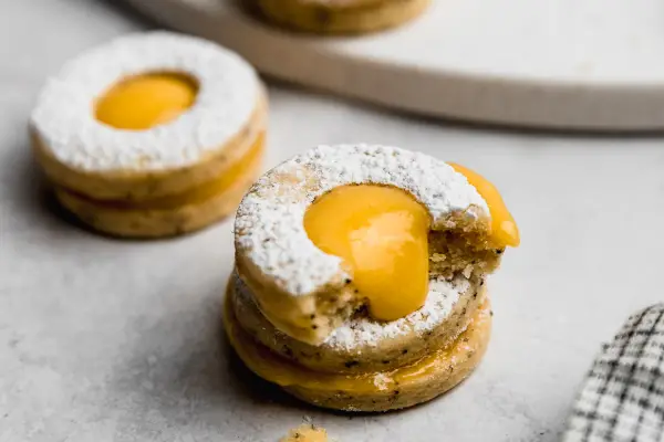 Un postre clásico de Austria: galletas Linzer con curd de limón