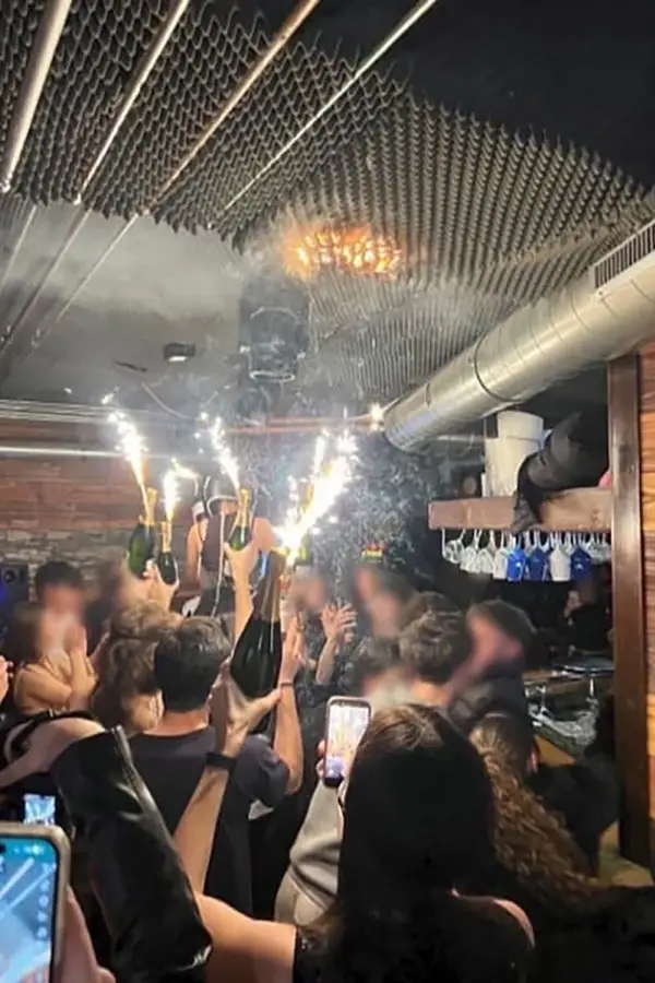 Con bengalas en las botellas: así habría comenzado el incendio en un bar de Suiza