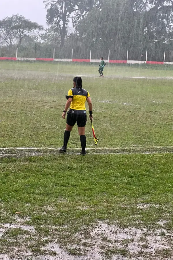 NADA FUE SENCILLO. A pesar de lo difícil que resultó todo, Flavia también aprendió a adaptarse al puesto de jueza de línea.