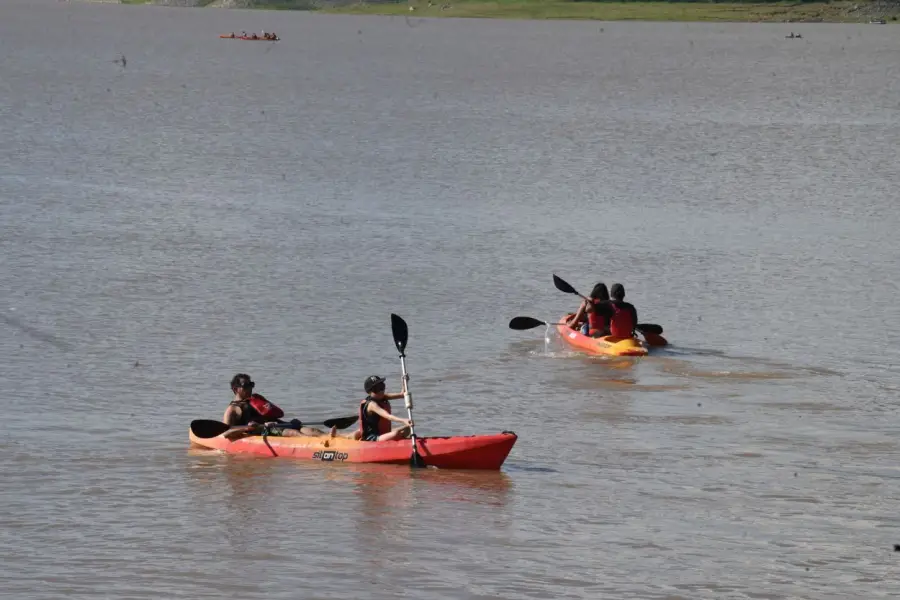 Temporada 2026 en El Cadillal: entre kayak, rappel y relax, ¿cuál es el presupuesto necesario para pasar un día en el dique?