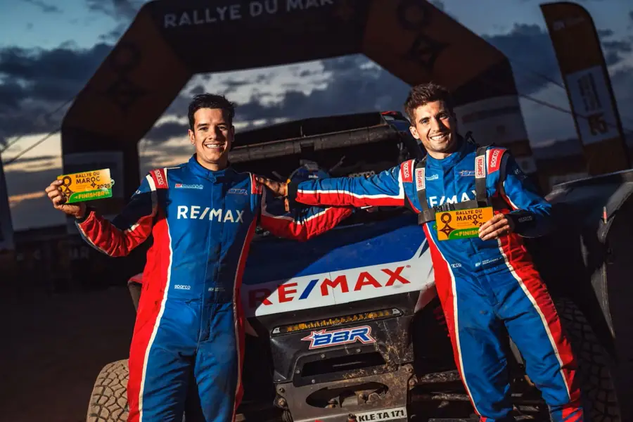 LA DUPLA SE PREPARA. Kevin Benavides (derecha) junto a Lisandro Sisterna en Marruecos, donde probaron el auto para el Dakar.