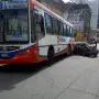 Un choque entre un colectivo y un auto generó demoras e incidentes con la Policía