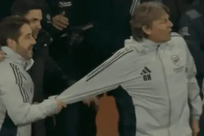Heinze se enojó con un rival y tuvo que ser frenado por Arteta en la victoria de Arsenal