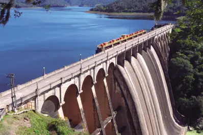 Escaba al límite: abrieron las compuertas del dique en medio del fuerte temporal
