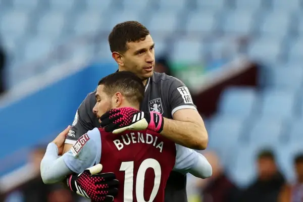 Dibu Martínez no se rinde: Aston Villa venció a Nottingham Forest y es el nuevo escolta