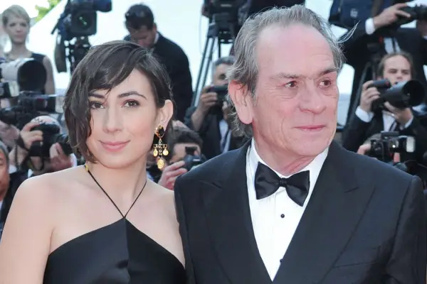 Revelan la presunta causa de muerte de la hija de Tommy Lee Jones: un llamado clave al 911