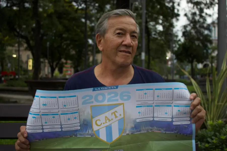 HINCHA. Juan Carlos Montero recibió el calendario de Atlético durante la recorrida de LA GACETA.